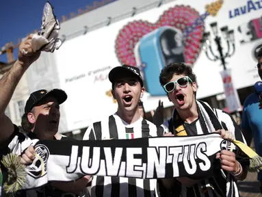 Suporter Juventus merayakan gelar juara Liga Italia Seri A musim 2013-2014 di Piazza San Carlo, Turin, (4/5/2014). (AFP/Marco Bertorello)