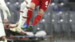 Gelandang Bayern Munchen Joshua Kimmich dan penyerang Paris Saint-Germain (PSG), Neymar duel di udara saat berebut bola pada leg pertama perempat final Liga Champions di Allianz Arena, Kamis (8/4/2021) dinihari WIB. PSG memetik kemenangan di markas Bayern Munchen 3-2. (AP Photo/Matthias Schrader)