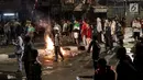 Massa berkumpul saat terjadi ricuh akibat unjuk rasa di sekitar jalan Pejompongan, Jakarta, Rabu (25/9/2019). Polisi menembakan gas air mata di kerumunan massa setelah unjuk rasa pelajar STM bentrok dengan aparat kepolisian dibelakang Gedung DPR/MPR. (Liputan6.com/Helmi Fithriansyah)