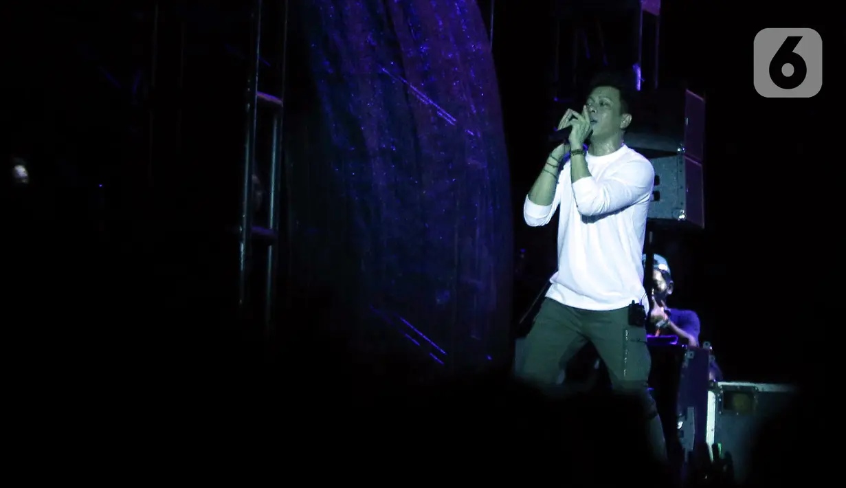 Vokalis grup band NOAH, Ariel saat tampil memeriahkan acara Pestapora di Gambir Expo, Kemayoran, Jakarta, Minggu (25/9/2022). NOAH tampil menghibur dengan membawakan lagu seperti 'Separuh Aku', 'Hidup Untukmu', 'Mati Tanpamu'. (Liputan6.com/Herman Zakharia)