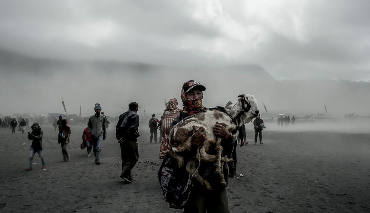 Suku Tengger membawa kambing sajen untuk melarungnya ke kawah dalam ritual Yadnya Kasada di Gunung Bromo, Probolinggo, Jawa Timur, Kamis (18/7/2019). Ritual ini merupakan adat untuk memohon keselamatan, kemakmuran, dan tolak bala kepada Sang Hyang Widhi. (JUNI KRISWANTO/AFP)