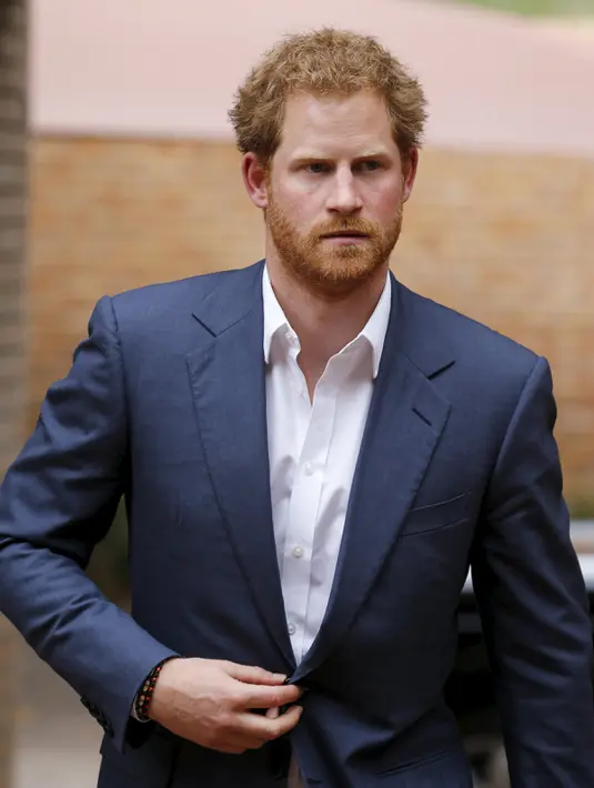 Pangeran Harry merupakan salah satu tokoh muda yang mulai dikenal dunia, selain dia merupakan keturunan kerajaan Inggris. Tanda tangannya melesat naik dari $715 atau Rp 8,74 juta menjadi hingga $800 atau Rp 9,87 juta. (REUTERS/Siphiwe Sibeko)