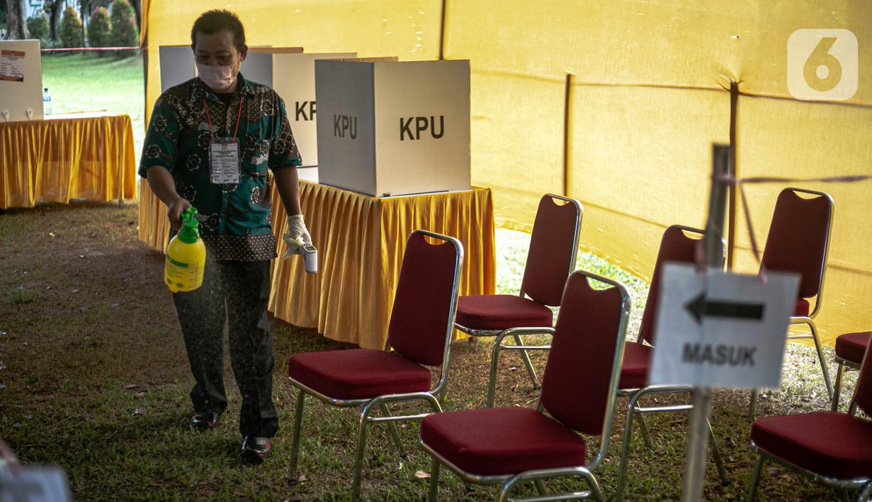 Petugas menyemprotkan disinfektan di Tempat Pemungutan Suara (TPS) 69 Pisangan, Ciputat, Tangerang Selatan, Rabu (9/12/2020). Protokol kesehatan dipraktikkan cukup ketat di TPS di Pilkada Kota Tangerang Selatan (Tangsel) untuk menghindari penularan COVID-19. (Liputan6.com/Faizal Fanani)