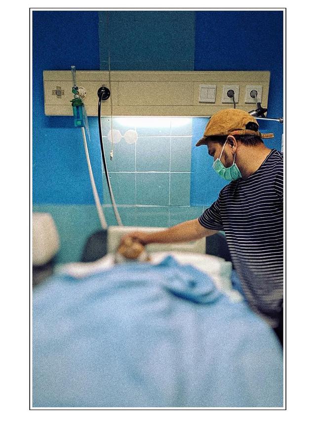 Tompi di Depan Jenazah Glenn Fredly