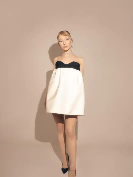 Menambah tampilannya, ia tampilkan kalung sebagai statement dari penampilan gayanya.