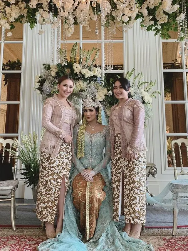 6 Potret Ayu Ting Pakai Kebaya, Tampil Anggun dan Elegan