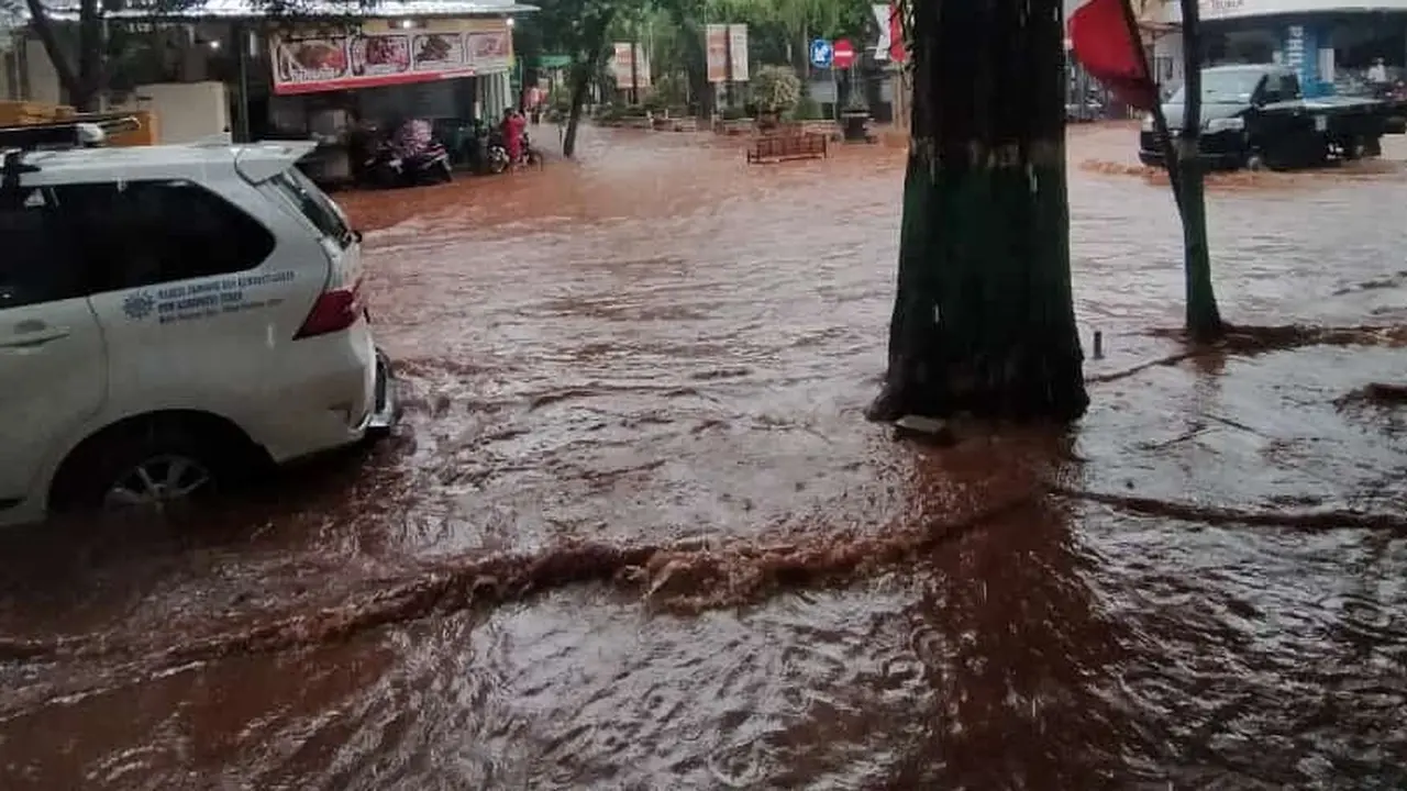Sejumlah ruas jalan protokol di Tuban banjir. (Adirin/Liputan6.com)