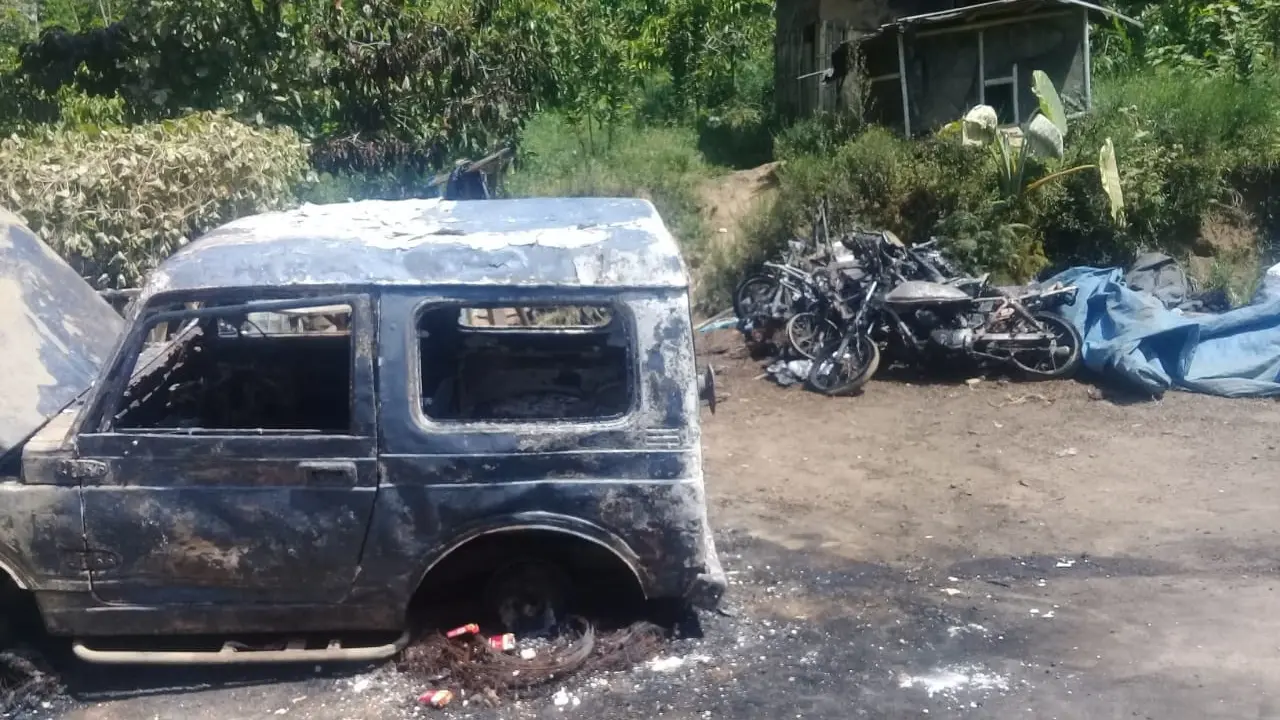 Sejumlah kendaraan rusak di bakar massa dalam kejadian kerusuhan Mulyorejo Jember. (Istimewa)