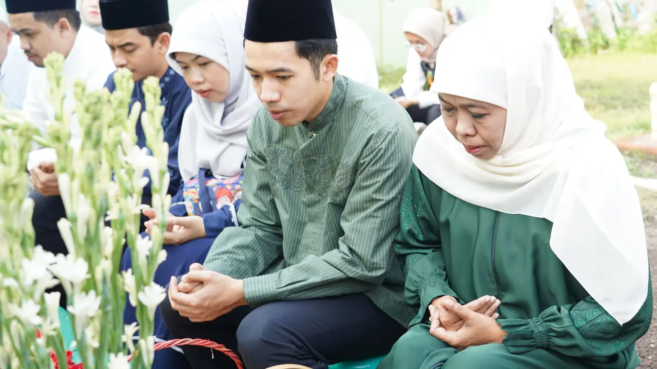 Calon Gubernur Jawa Timur nokor urut 2 Khofifah Indar Parawansa berziarah ke makam mendiang orangtua dan suami pada pagi hari sebelum mencoblos untuk Pilgub Jawa Timur 2024 (Istimewa)