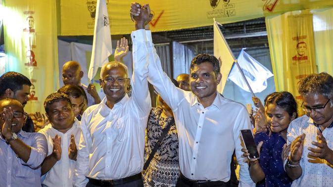 Ibrahim Mohamed Solih (ketiga dari kiri) dan Faisal Naseem berhasil memenangkan pemilu Maladewa secara mengejutkan pada Minggu, 24 September 2018 (AP/Mohaed Haruhaan)