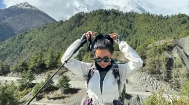 Dalam media sosial Instagramnya, Wendy Walters mengunggah potret hari pertama di Annapurna pada Senin (13/5/2024) kemarin. Dalam momen tersebut, terlihat wanita yang memiliki hobi ngedrift ini masih menyusuri trek jalan yang landai. Dirinya banyak abadikan momen keseruannya tersebut di media sosial Instagram. (Liputan6.com/IG/@wendywalters)