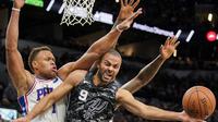 Penggawa Philadelphia 76ers Justin Anderson coba menghentikan guard San Antonio Spurs Tony Parker (kanan) pada laga NBA di AT&T Center, Jumat (26/1/2018) atau Sabtu (27/1/2018) WIB. (AP Photo/Darren Abate)
