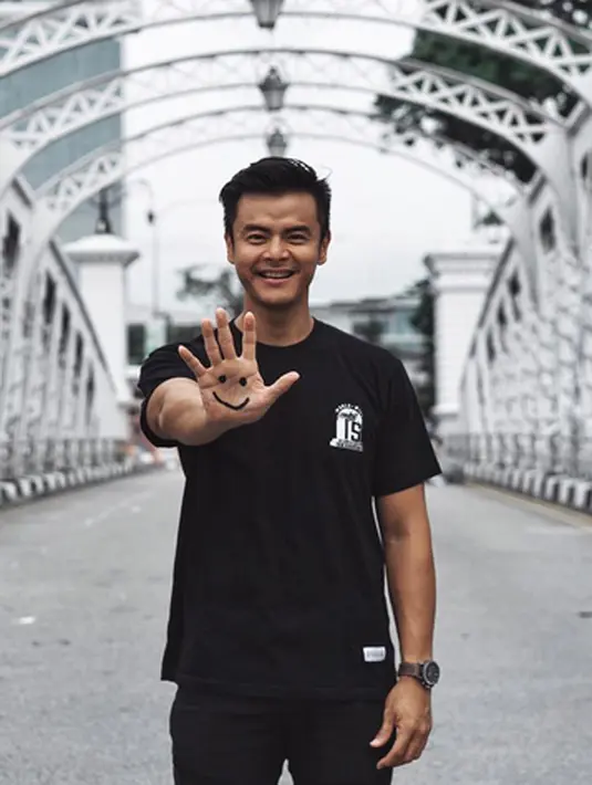 Selain itu, Dion pun tidak ingin semboyan Negara “Bhineka Tunggal Ika” hanya sekedar tempelan dan pajangan di dinding sekolah. Namun dapat dijadikan acuan agar Indonesia dapat damai selalu. (Instagram/dionwiyoko)