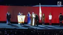 Wali Kota Hangzhou China membawa bendera Asian Games saat penutupan Asian Games 2018 di Stadion Utama GBK, Jakarta, Minggu (2/9). China akan menjadi tuan rumah Asian Games 2022. (Liputan6.com/Helmi Fithriansyah)