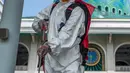 Pekerja dari otoritas penanggulangan bencana setempat menyemprotkan desinfektan di sebuah masjid di Surabaya, Jawa Timur, Selasa (17/3/2020). Kegiatan tersebut dilakukan untuk mencegah penyebaran Virus Corona COVID-19. (Photo by Juni Kriswanto / AFP)