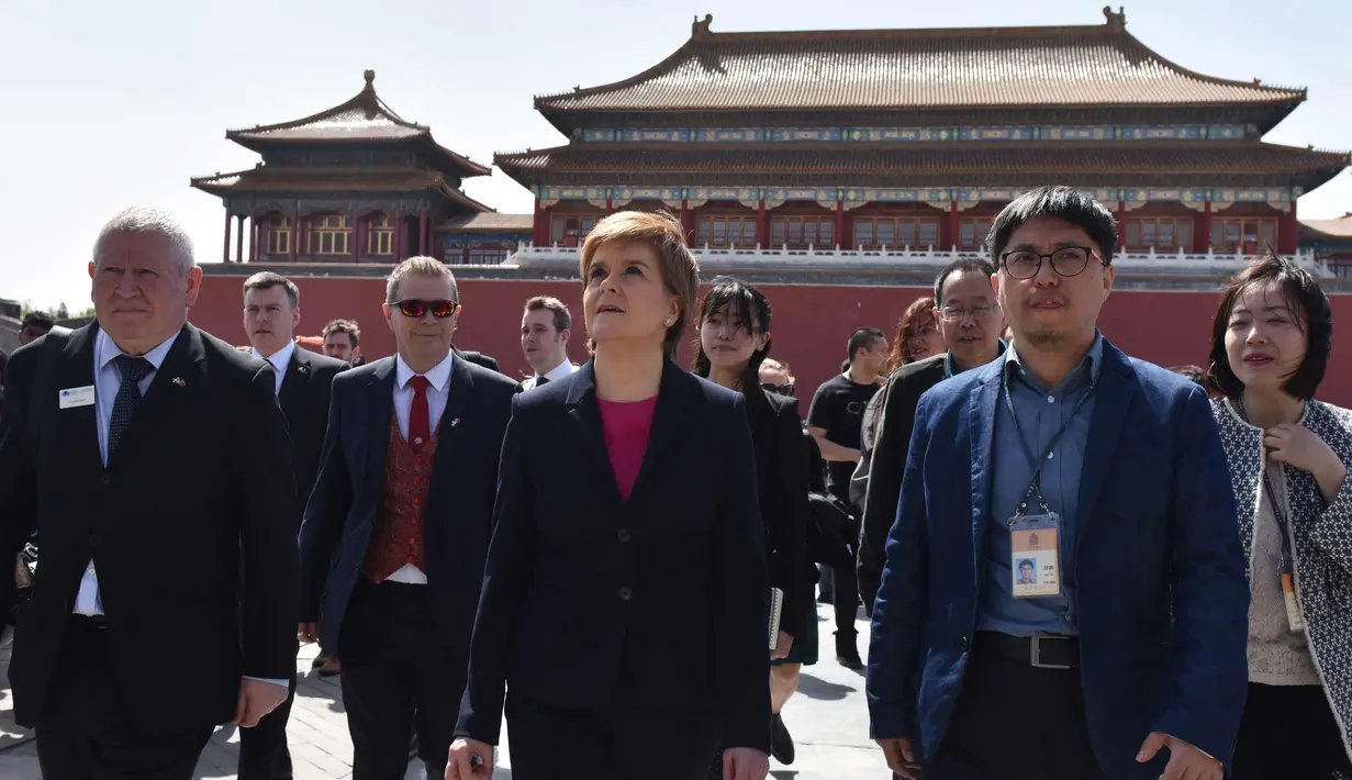 Perdana Menteri Skotlandia Nicola Sturgeon (tengah) saat mengunjungi Kota Terlarang, bekas kaisar Tiongkok, di Beijing (10/4). Sturgeon berada di China dalam kunjungannya selama enam hari. (AFP Photo/Greg Baker)