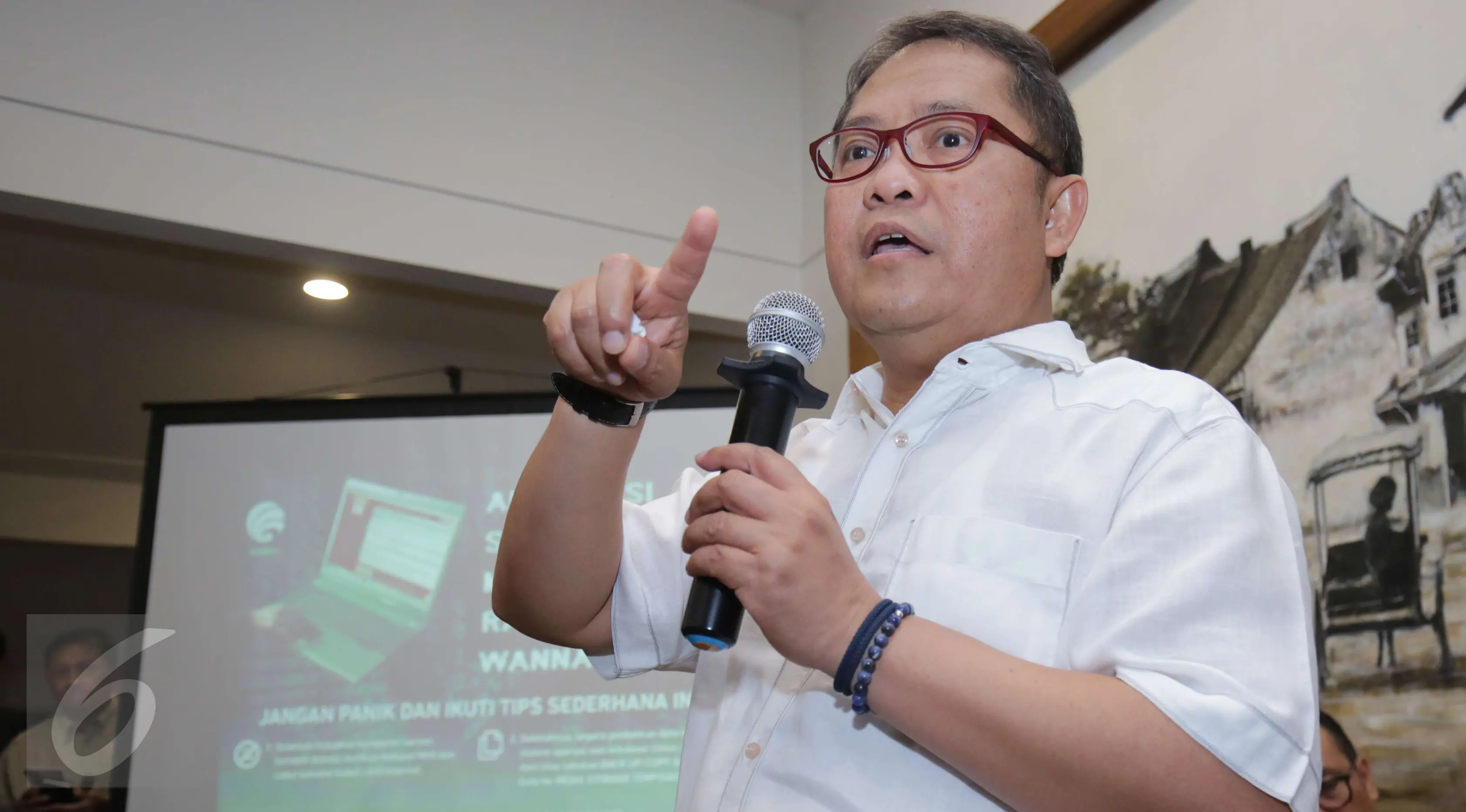 Menkominfo Rudiantara memberi keterangan pers terkait Malware Ransomware WannaCry di Jakarta, Minggu (14/5). Menurut Rudiantara, ia bersama tim akan berupaya menangani serangan malware tersebut, agar dampaknya tak lebih parah. (Liputan6.com/Helmi Afandi)