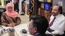 Ketum Partai Nasdem Surya Paloh (kanan) menerima kedatangan Mensos Khofifah Indar Parawansa di Kantor DPP Nasdem, Jakarta, Rabu (11/10). Surya Paloh menegaskan partainya mendukung langkah Khofifah maju dalam Pilgub Jatim 2018. (Liputan6.com/Faizal Fanani)