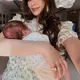 Melihat potret Alyssa Daguise momong anak dengan baju kembaran dan perhiasan ratusan juta (@alyssadaguise)