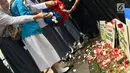 Aktivis Koalisi Pejalan Kaki menaburkan bunga di sekitar Halte Tugu Tani, Jakarta, Senin (22/1). Tragedi Tugu Tani menewaskan delapan pejalan kaki. (Liputan6.com/Immanuel Antonius)