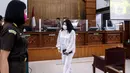 Terdakwa kasus pembunuhan berencana Brigadir Yosua Hutabarat, Putri Candrawathi seusai menjalani sidang dengan agenda pembacaan tanggapan jaksa atau replik di Pengadilan Negeri Jakarta Selatan, Jakarta, Senin (30/1/2023). Dalam pembelaannya pada Rabu kemarin, 25 Januari 2023, Putri Candrawathi menegaskan dirinya sebagai korban kekerasan seksual Nofriansyah Yosua Hutabarat yang terjadi di Magelang, 7 Juli 2022. (Liputan6.com/Johan Tallo)
