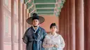 Pasangan Felicya Angelista dan Hito Caesar sudah beberapa kali bolak-balik ke Korea. Lihat gaya pasangan satu ini mengenakan hanbok, Felicya mengenakan hanbok bernuansa biru muda yang lembut, sedangkan Hito memilih nuansa biru navy. [Foto: Instagram/go.plus]