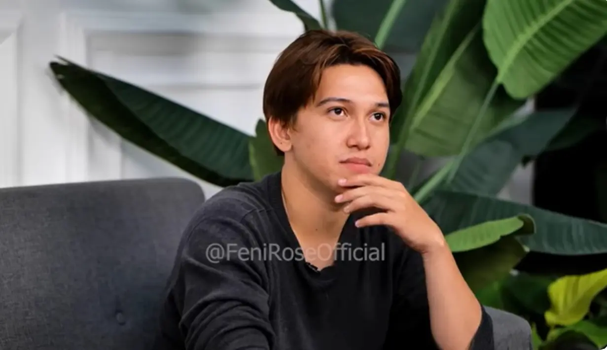 Sidik Eduard tak kuasa menutupi kesedihannya menceritakan saat anaknya sakit dan tak bisa membawa berobat ke rumah sakit karena tak memiliki uang. Satu setengah bulan menganggur dan tabungan yang semakin menipis karena tak ada pekerjaan. [Youtube/Feni Rose Official]