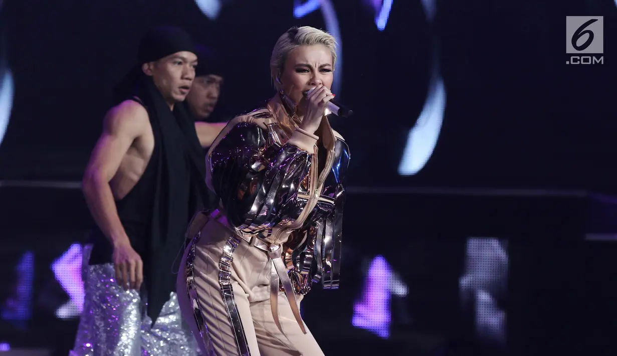 Ekspresi Agnez Mo saat tampil menghibur penonton pada malam puncak HUT ke-27 SCTV di Hall D, Jiexpo Kemayoran, Jakarta, Kamis (24/8). Pada penampilan Agnez Mo diawali dengan disuguhkannya tarian topeng. (Liputan6.com/Herman Zakharia)