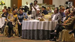 Para pembicara berbincang pada diskusi, di Jakarta, Senin (16/9/2019). Diskusi mengangkat tema merajut Sinergi DPD RI dan Indonesia Sentris Jokowi. (Liputan6.com/Herman Zakharia)