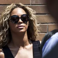 Penyanyi eksis ini hadirkan koleksi Valentine terbaru yang gemesin. (Sumber foto: Kena Betancur/Getty Images North America/AFP)