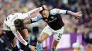 Duel antara Lucas Digne (kanan) dan Federico Chiesa (kiri) dalam pertandingan antara Liverpool melawan Aston Villa pada laga pekan 37 Premier League 2025/2026, Sabtu (16/5/2026) diini hari WIB. (AP Photo/David Davies)
