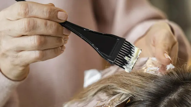Kelebihan dan Kekurangan Mewarnai Rambut di Rumah VS di Salon (photo by freepik.com)