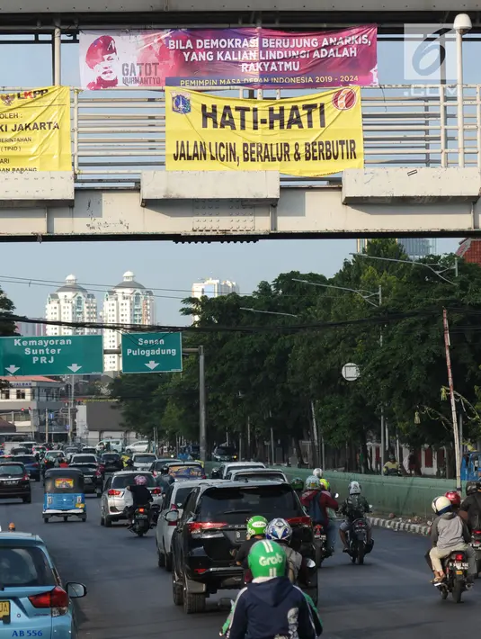 Pengendara melintas di bawah spanduk dukungan untuk Gatot Nurmantyo di JPO Pasar Baru Jalan Dr Sutomo, Jakarta, Minggu (1/4). Terdapat tulisan "Pemimpin masa depan Indonesia 2019-2024,". (Liputan6.com/Helmi Fithriansyah)