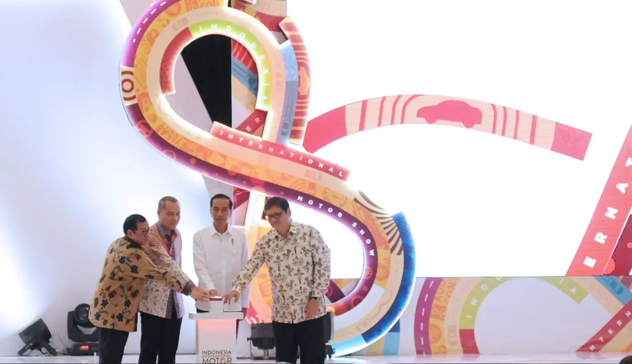 Presiden RI, Joko Widodo (ketiga kiri) bersama Menteri Perindustrian Airlangga Hartarto membuka Indonesia International Motor Show 2018 di JIExpo, Jakarta, Kamis (19/4). IIMS 2018 diselenggarakan hingga 29 April. (Liputan6.com/Helmi Fithriansyah)