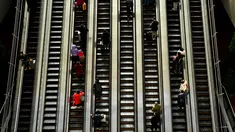 Penumpang tiba di stasiun kereta api Beijing Barat menjelang liburan Tahun Baru Imlek di Beijing, Kamis (27/1/2022). Tahun Baru Imlek 2022 yang jatuh pada 1 Februari mendatang akan jadi tahun shio macan. (AFP/Noel Celis)
