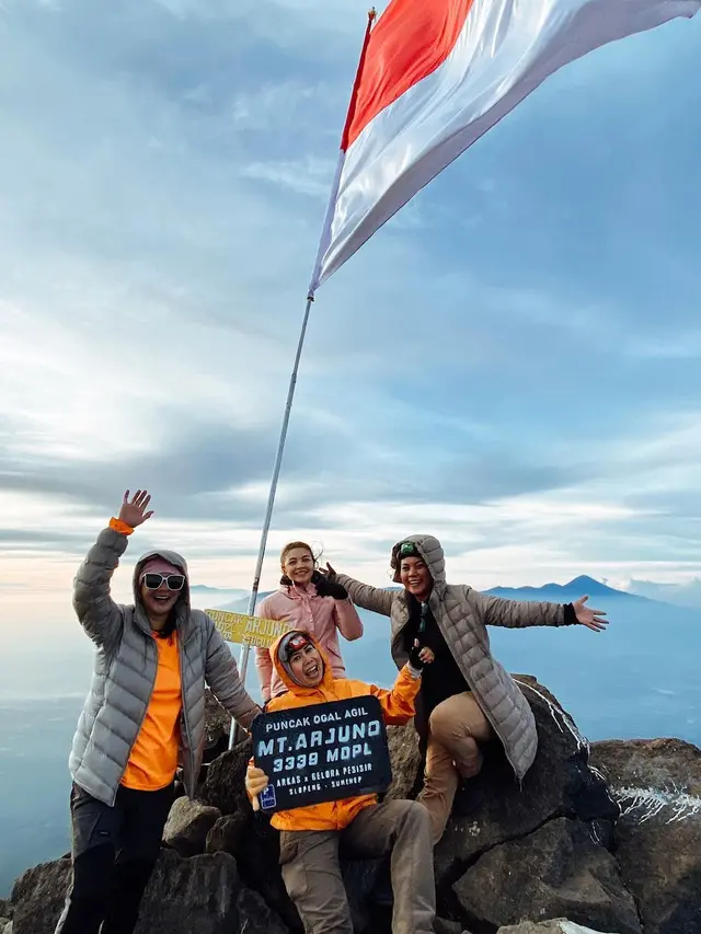 6 Potret Angela Gilsha Mendaki ke Puncak Gunung Arjuno, Bangga Banget