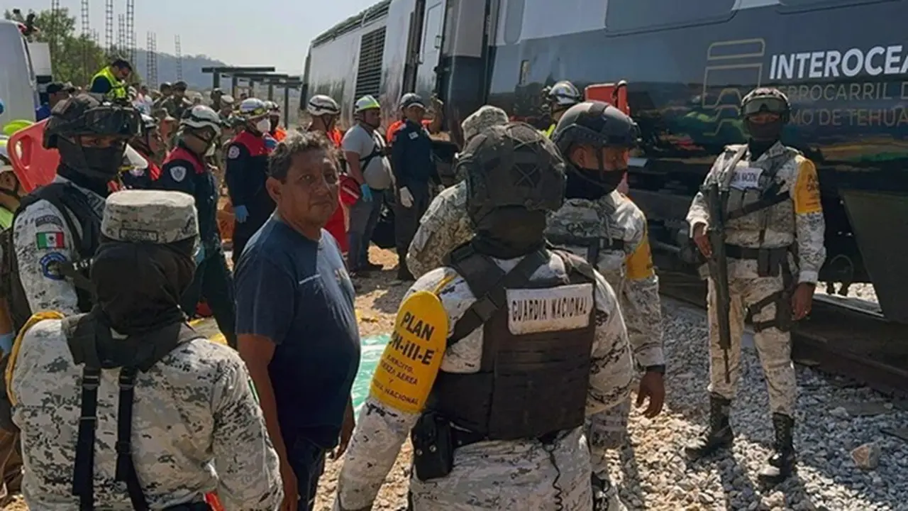 Prajurit Angkatan Darat Meksiko dan anggota Perlindungan Sipil mengevakuasi penumpang dari kereta Interoceanic yang anjlok di wilayah Asunción Ixtaltepec, di rute menuju Oaxaca, Meksiko, pada Minggu (28/12/2025).