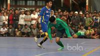 Pemain Timnas Futsal Indonesia, Septyan (kanan) berebut bola dengan pemain Antam FC pada laga uji coba di Tifosi Sport Center, Kalimalang, Jakarta Timur, (13/1/2017). (Bola.com/Nicklas Hanoatubun)