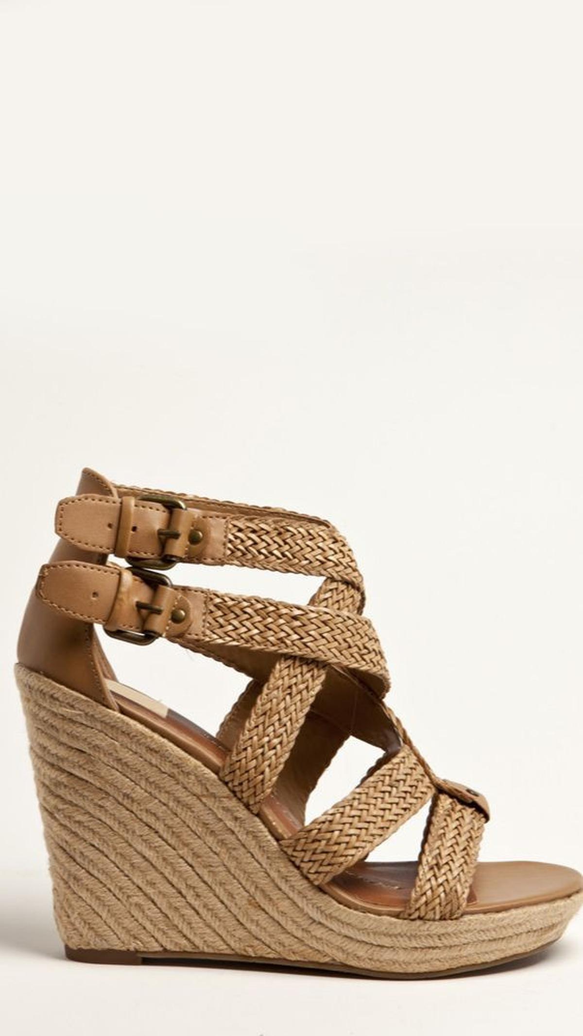 <b>Wedges: Sepatu dengan Sol Tinggi Full</b>