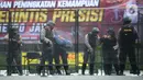 Anggota polisi melakukan simulasi penangkapan terduga pengedar narkoba dalam upacara penutupan pelatihan Tim Patroli Perintis Presisi di Polda Metro Jaya, Jakarta, Selasa (30/11/2021). (merdeka.com/Imam Buhori)