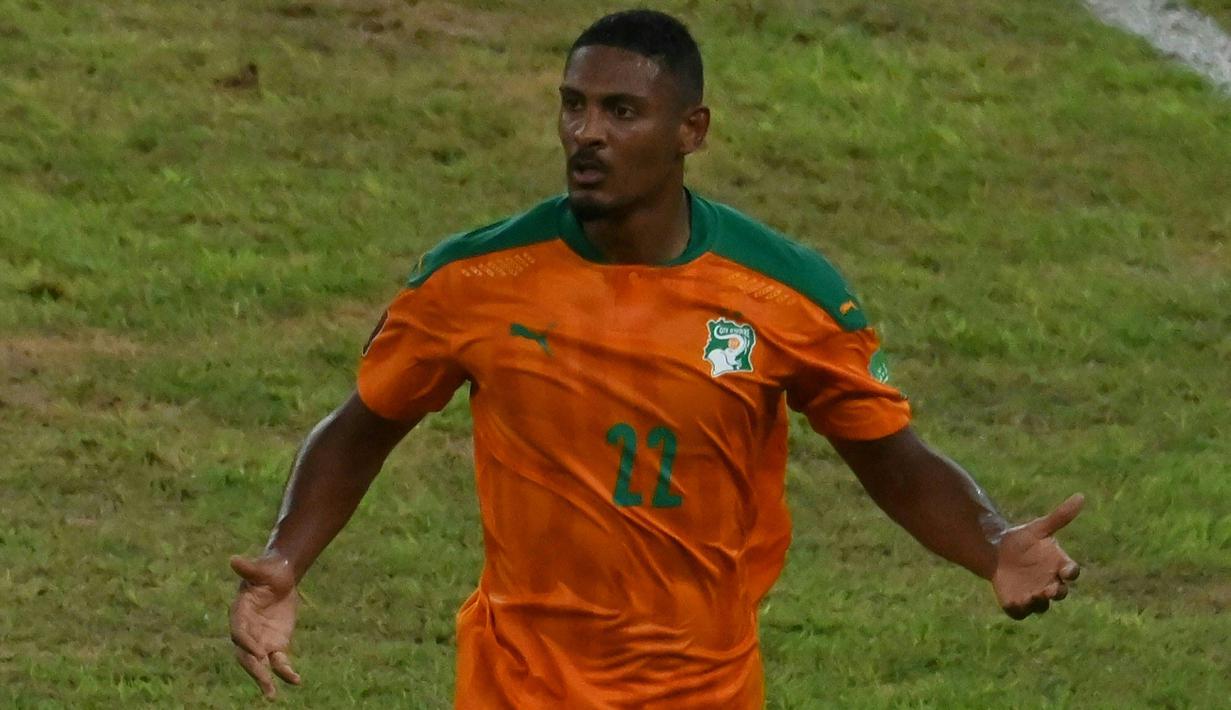 Sebastien Haller. Striker Pantai Gading yang sempat membela Prancis di level yunior ini kini menjalani musim ke-2 bersama Ajax dan telah mencetak 22 gol dan 6 assist dalam 24 laga musim ini. Bersama Pantai Gading, ia baru tampil 8 kali sejak tahun 2020 dengan torehan 3 gol. (AFP/Issouf Sanogo)