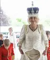 Gaun Ratu Camilla menyimpan banyak pesan untuk orang tercinta. Pada gaun tersebut, tertulis juga nama anak dan cucu yang dibordir dengan benang emas. [Foto: Instagram/ Kensington Royal]