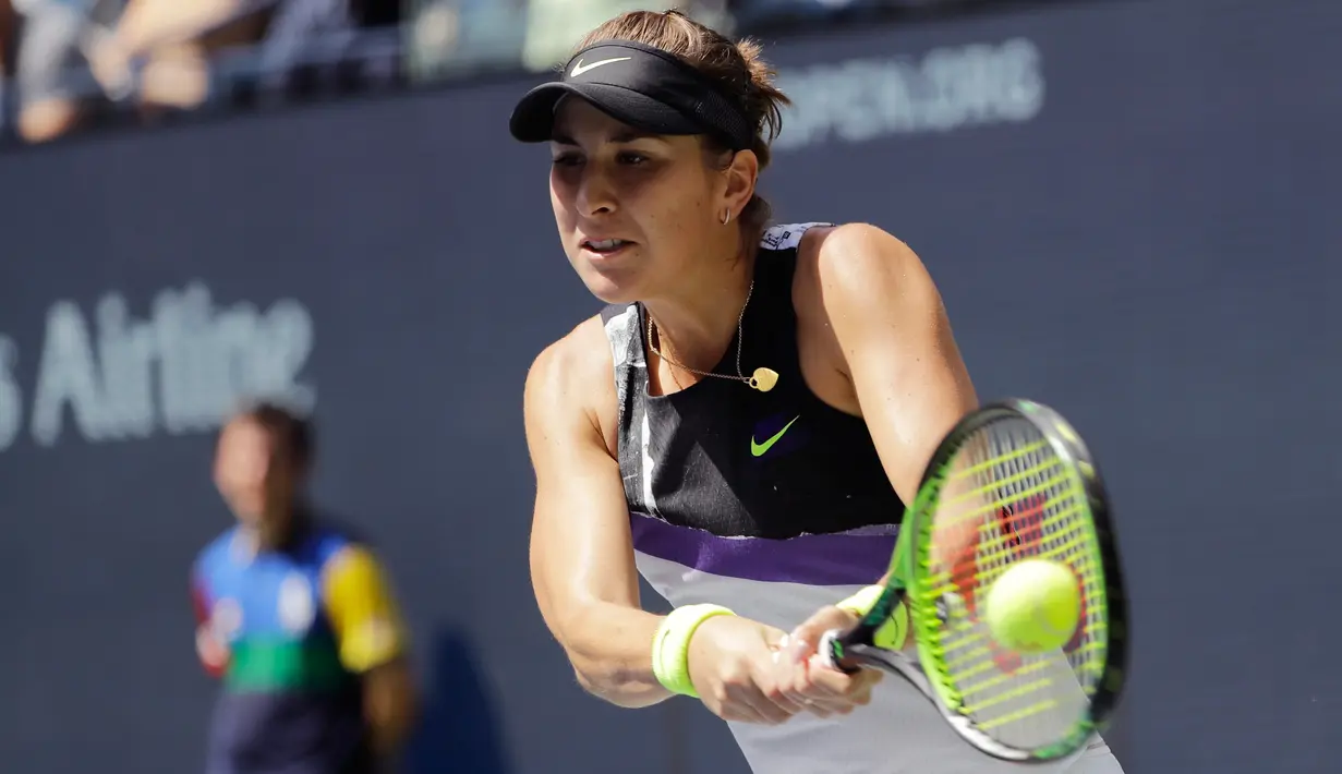 Petenis Swiss, Belinda Bencic melakukan servis ke arah petenis Kroasia, Donna Vekic pada perempat final AS Terbuka 2019 di Arthur Ashe Stadium, Rabu (4/9/2019). Belinda Bencic berhasil menyingkirkan sang sahabat, Vekic dengan skor 7(7)-6, 6-3. (AP Photo/Frank Franklin II)