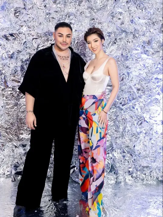 Kemudian Nadia Tjoa, Miss Face Humanity 2022 yang tampil cerah pakai corset top dan kulot warna-warni. [@ivan_gunawan].