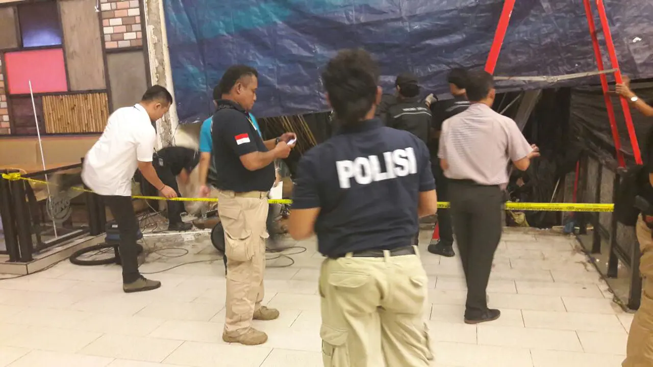 Polisi melakukan olah TKP ledakan gas di Gandaria City