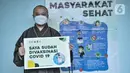 Seorang biksu secara simbolis menunjukkan sertifikat usai vaksinasi Covid-19 di Balai Yos Sudarso, Kantor Wali Kota Jakarta Utara, Senin (15/3/2021). Tokoh lintas agama di Jakarta Utara mulai menerima vaksinasi yang digelar secara serentak di enam wilayah kecamatan. (merdeka.com/Iqbal S. Nugroho)