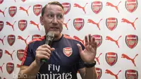 Mantan pemain Arsenal, Ray Parlour, menyapa penggemarnya di Kota Kasablanka, Jakarta, Sabtu (29/4/2017). (Bola.com/Vitalis Yogi Trisna)