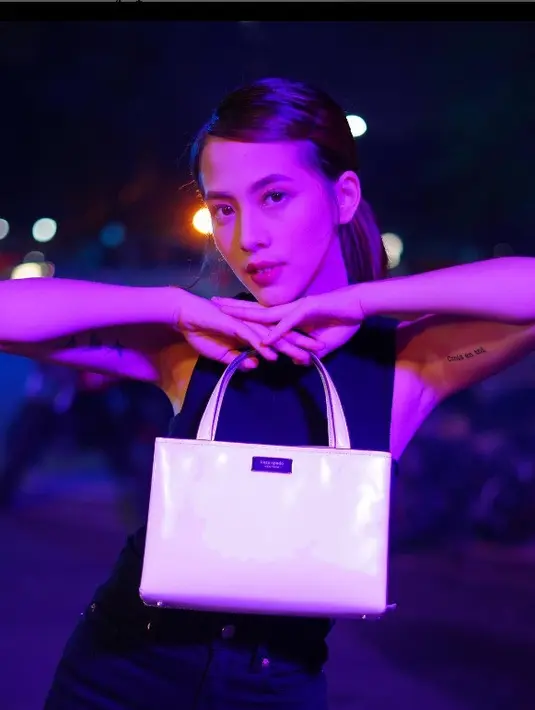 <p>Adhisty Zara tampil menawan pamerkan tas Kate Spade New York favoritnya. Tampilan all-black yang on-fleek ala Zara ini disempurnakannya dengan Sam Icon Small Tote berwarna True White. Foto: Instagram.</p>