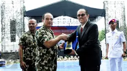 KSAL ‎Laksamana TNI Ade Supandi memberikan penghargaan kepada SCTV di Markas Marinir Cilandak, Jakarta, Sabtu (15/11/2015). Komisaris Utama SCTV Letjen (Purn) Soeyono‎ menerima piagam tersebut (Liputan6.com/Helmi Afandi)