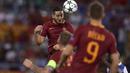 Peman AS roma, Kostas Manolas (kiri) menyundul bola dari kejaran pemain FC Porto pada leg 2 babak play off Liga Champions  di Olympic Stadium, Rome (24/8/2016) dini hari WIB. (AFP/Filippo Monteforte)